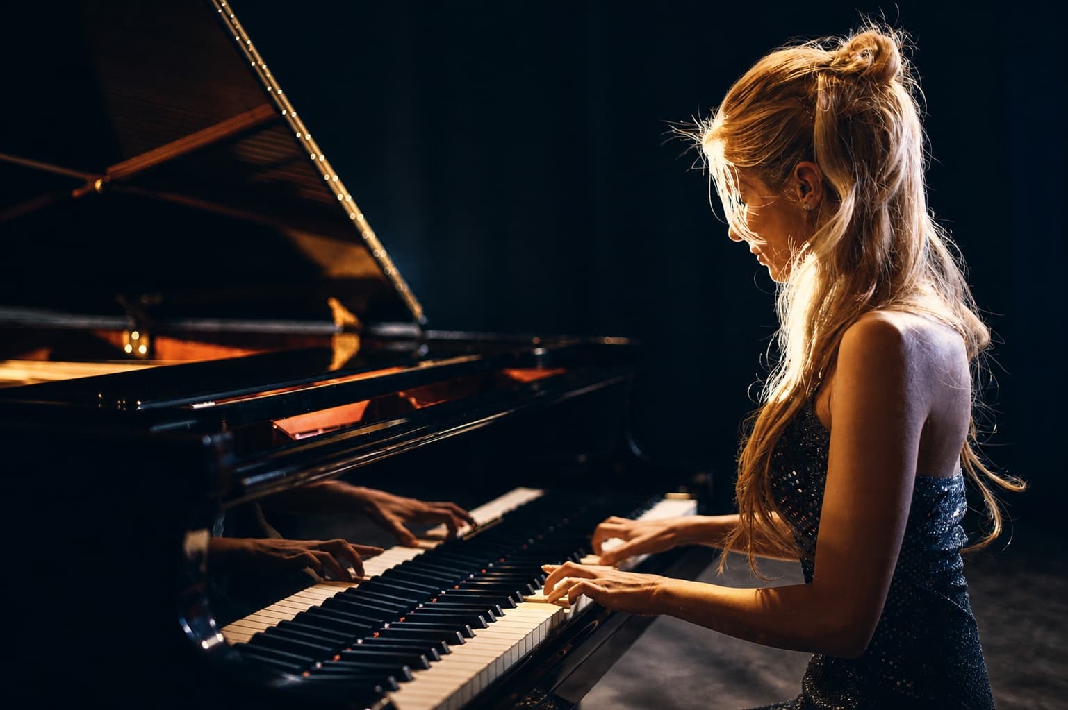 Pianistin spielt konzentriert an einem deutlich sichtbaren Flügel
